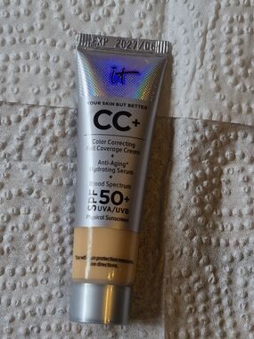 it cosmetics CC+ Cream SPF 50+ Tube in Silver and Beige